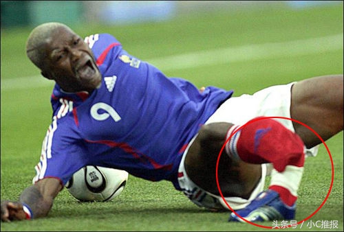 足球场上令人毛骨悚然的受伤场面,足球受伤恐怖瞬间剪辑