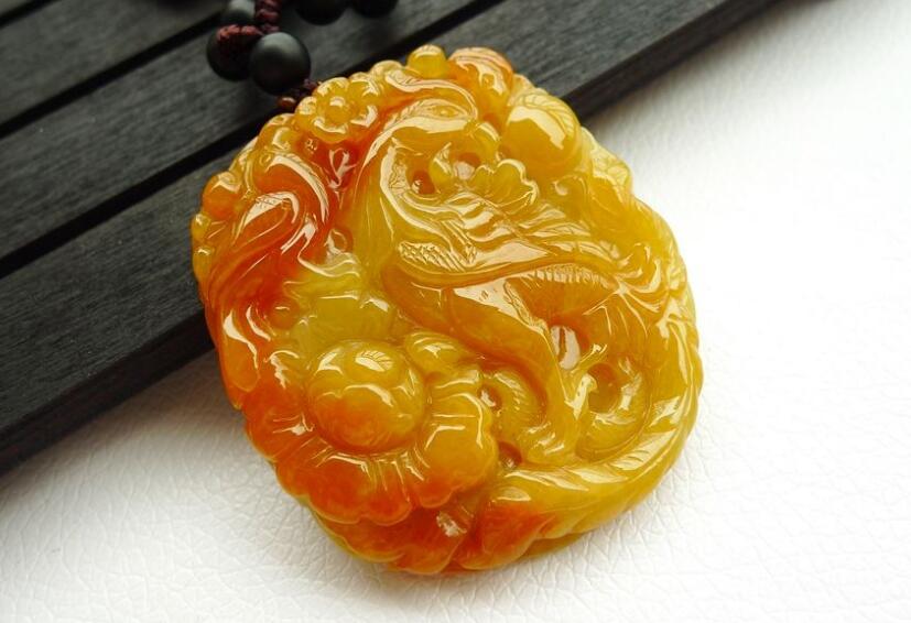 不同光线颜色不变的翡翠是假的吗,哪种颜色的翡翠好