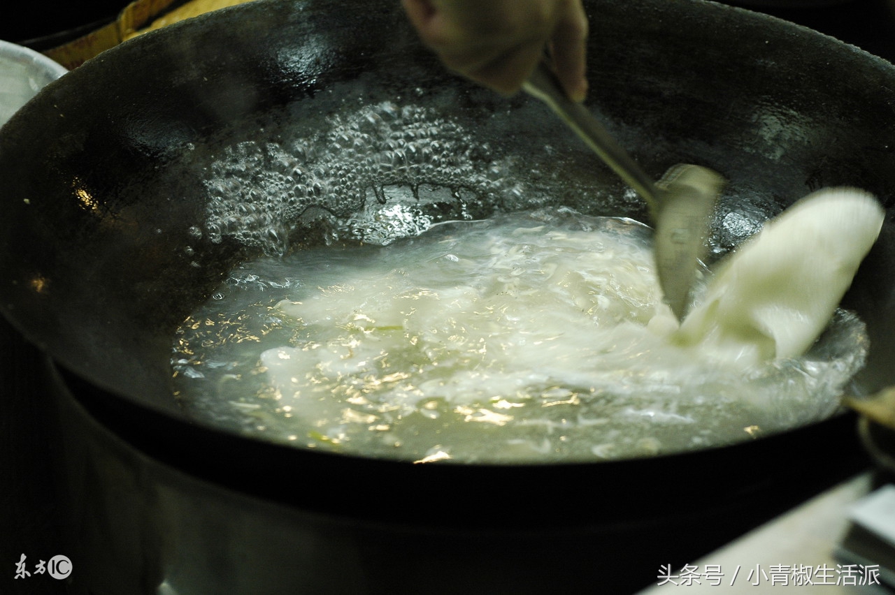 做饭时烧糊的锅底怎么去除,怎么去除炒菜锅底的黑糊