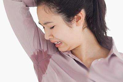 地铁上美女散发“狐臭”差点窒息没法忍怎办？腋臭会遗传要分手吗