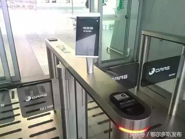 飞机自助机器办理行李托运,机场自助登机办理托运