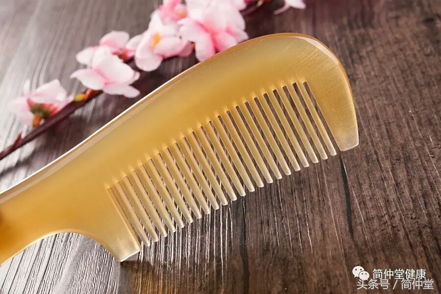 用牛角梳早晚梳头100下有什么好处,牛角梳梳头的好处和功效