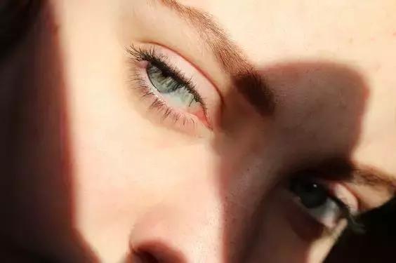 烟熏妆怎么拯救,烟熏妆怎么保持不化妆