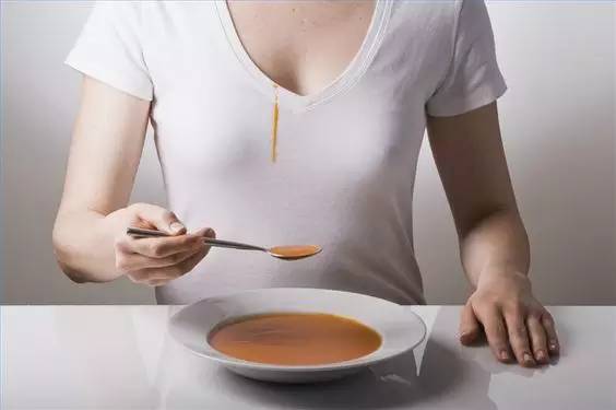 如何把白衣服变黄的衣服洗白,白衣服都旧了又发黄怎么变新