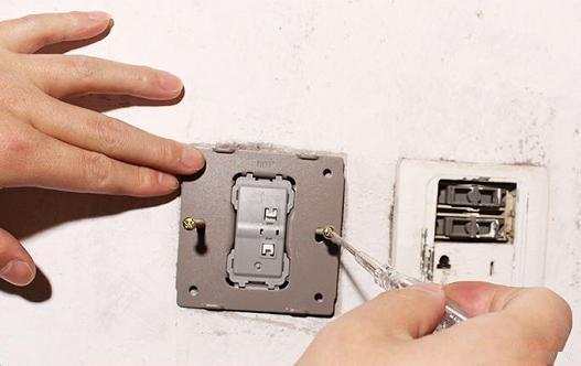 墙上长方形插座松动,墙上插头和插座松动怎么固定