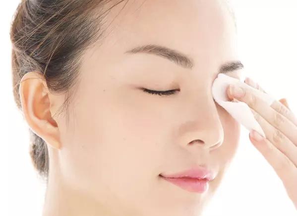 卸妆怎么才是正确的方法,卸妆不好闷痘怎么处理