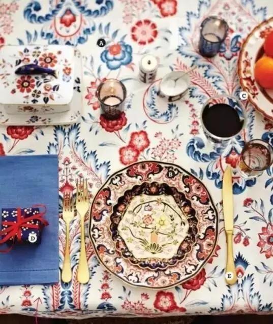 给餐桌铺上桌布,美颜瞬间完成