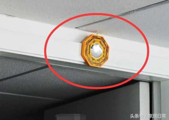 对门邻居门上挂镜子我咋办,隔壁邻居最怕门口放什么