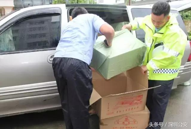 车被淹消防涉水解救被困者,车辆水淹逃生处置