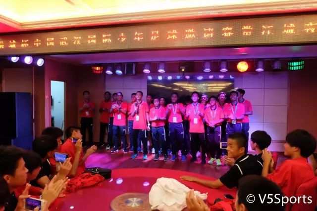 嗨翻天！亚洲足球小将夜游江城六国少年才华横溢