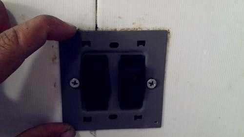 墙上长方形插座松动,墙上插头和插座松动怎么固定