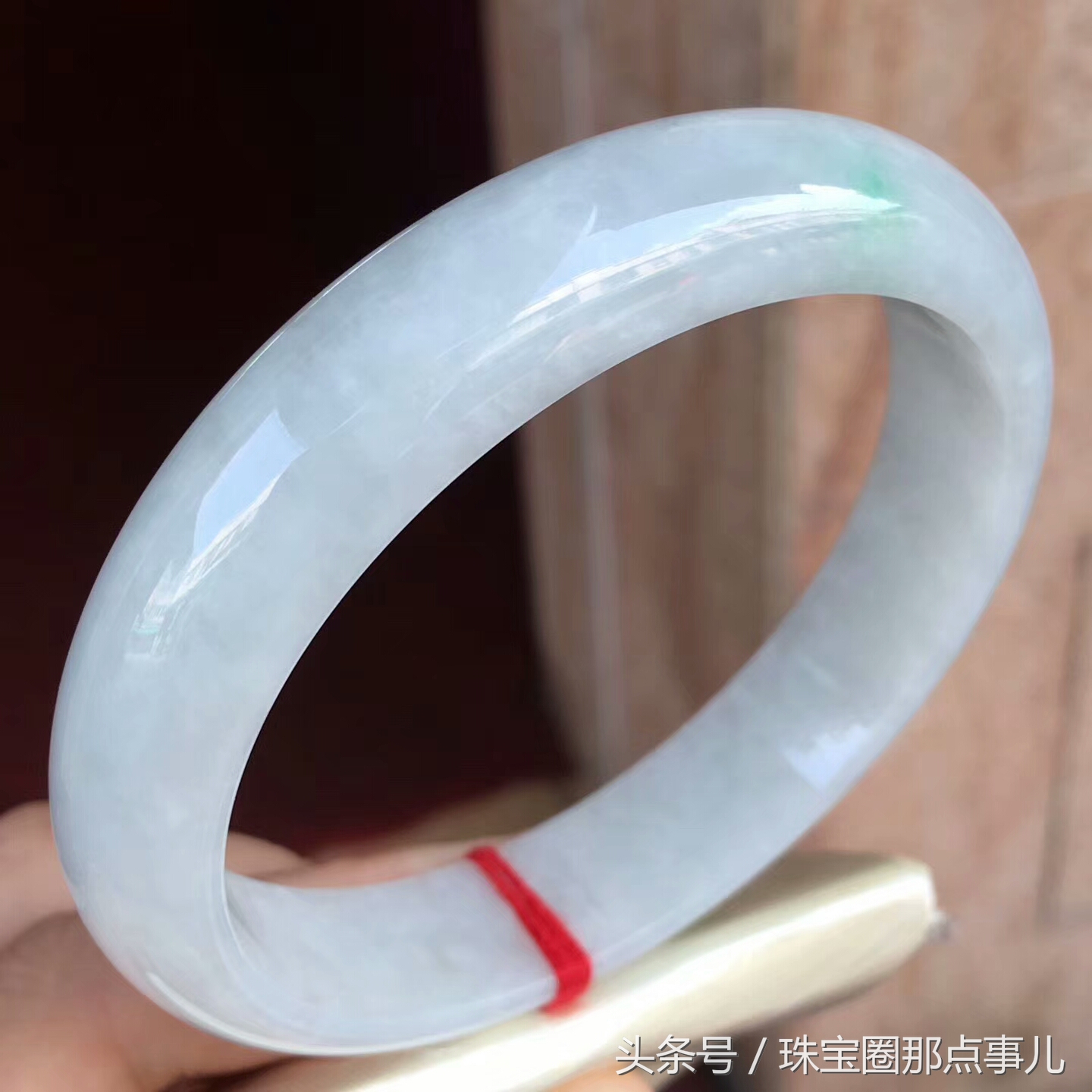 万元左右的玉手镯值得买吗,万元左右的翡翠镯芯料