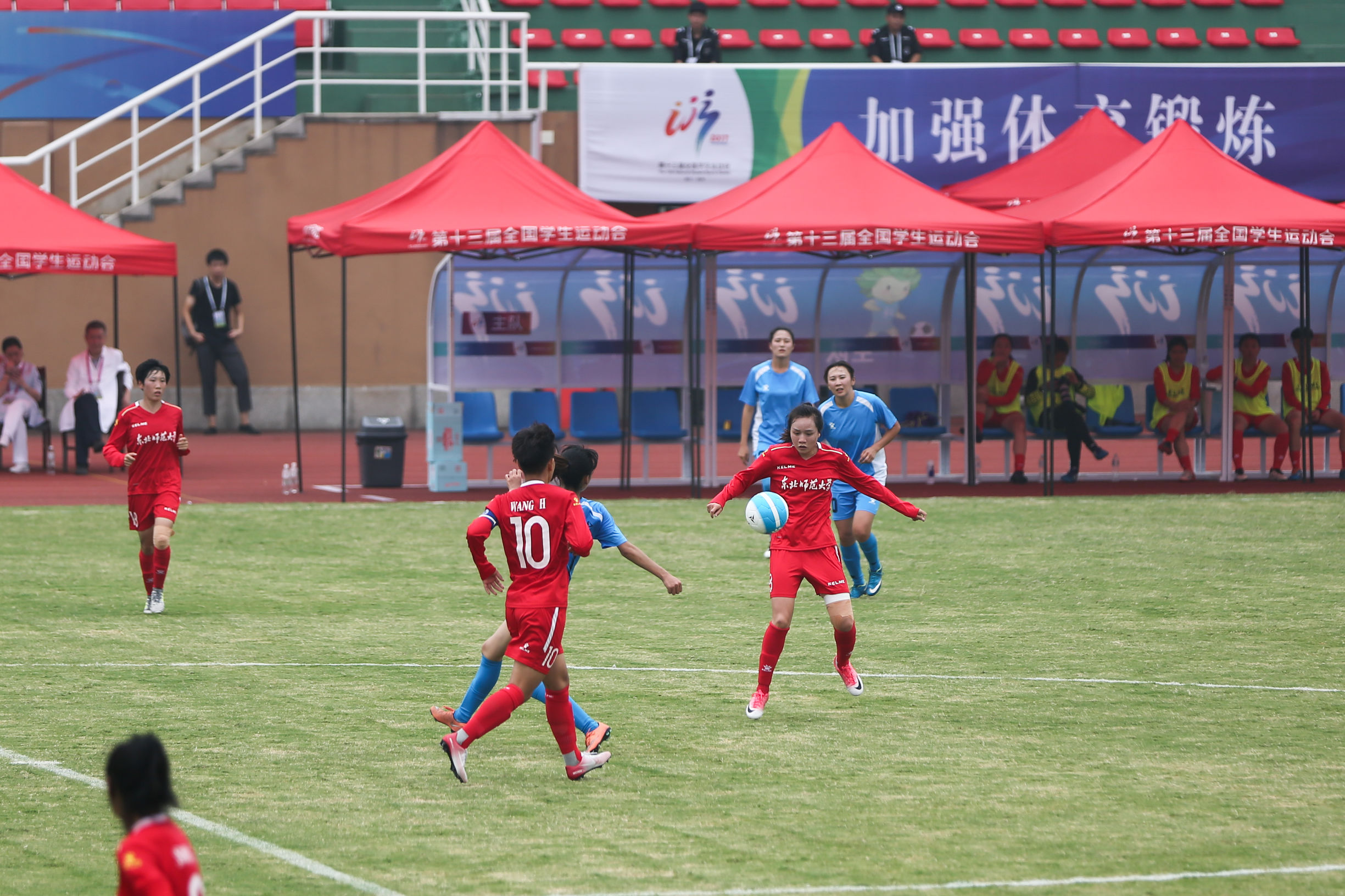 谢震业突破10秒夺冠,女子足球比赛片段