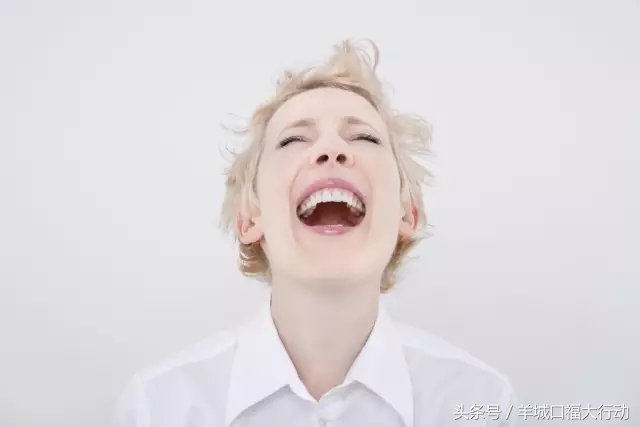 牙齿矫正过程中个别牙齿一碰就疼,牙齿矫正过程中牙缝大是正常的吗