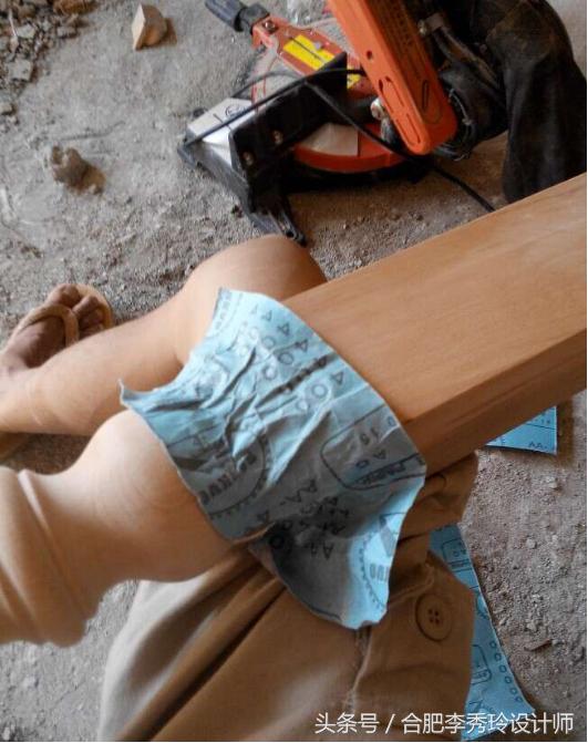 退休在家的工匠老爸帮我安装楼梯扶手,上完红漆我愣了!手艺逆天