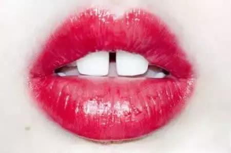 牙缝大的女人漏财吗,牙缝漏财吗