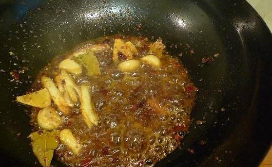 四川妹子做麻辣香锅,胖妹制作麻辣香锅