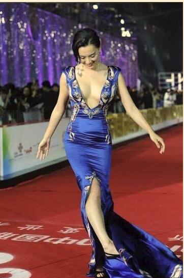 盘点明星走红毯出丑事故,女明星走红毯出丑视频