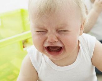 孩子哭到晕厥，小脸发紫，结果老人这样做救了孩子