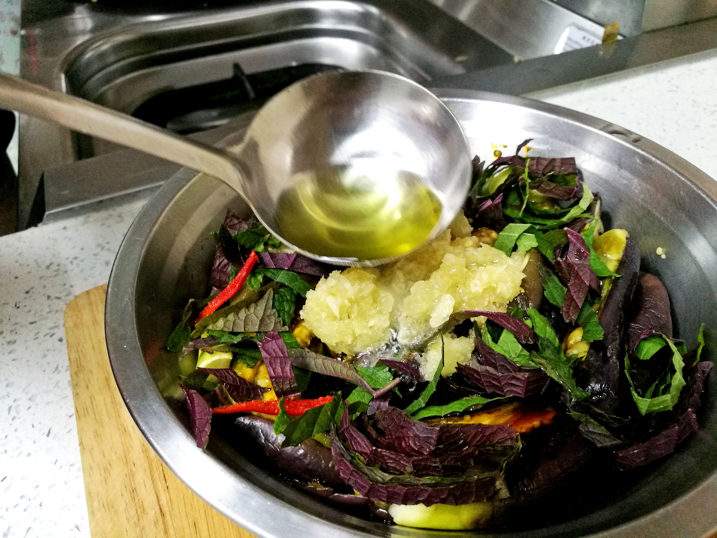 烧茄子无需油炸上锅蒸,烧茄子不过油蒸十分钟