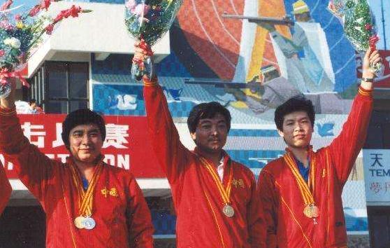 为何现在校服极土气极难看,中国丑校服