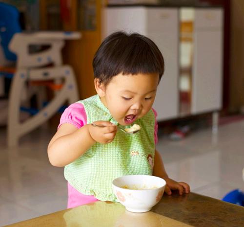 家长说孩子身上有痱子,奶奶一直认为宝宝什么都不知道