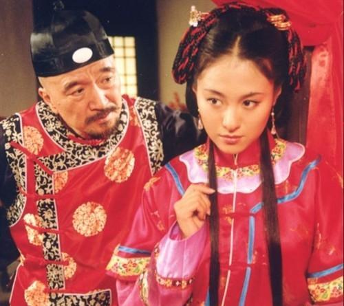 爹是老戏骨，他是捧不红的星二代，身高不足一米七，娶小16岁娇妻