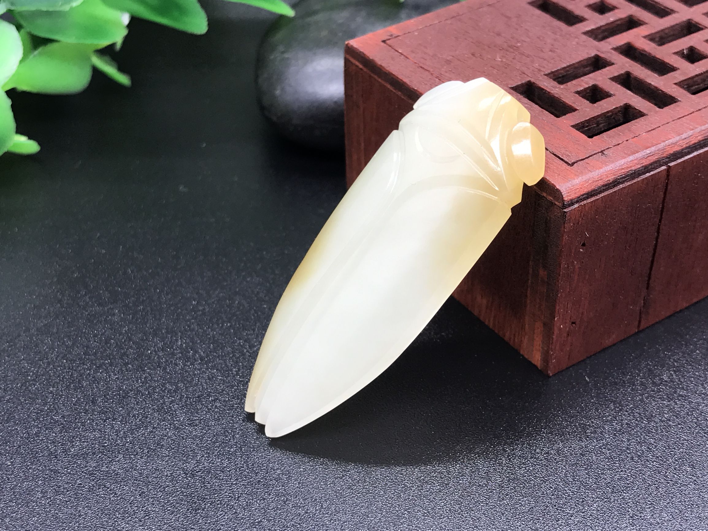 和田玉手镯怎么看纹和裂,和田玉手镯里面有水纹是什么原因