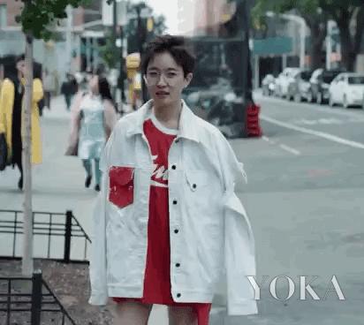 在路边拍照怎么摆姿势好看蹲着,在路边拍扭腰视频