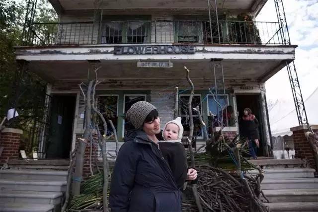 破败的房子重新焕发生机,原本破旧的房子变得焕然一新