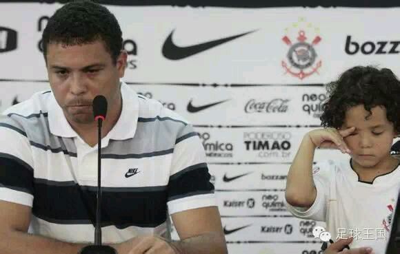 足球场上的救人感人瞬间,足球场上球迷疯狂瞬间