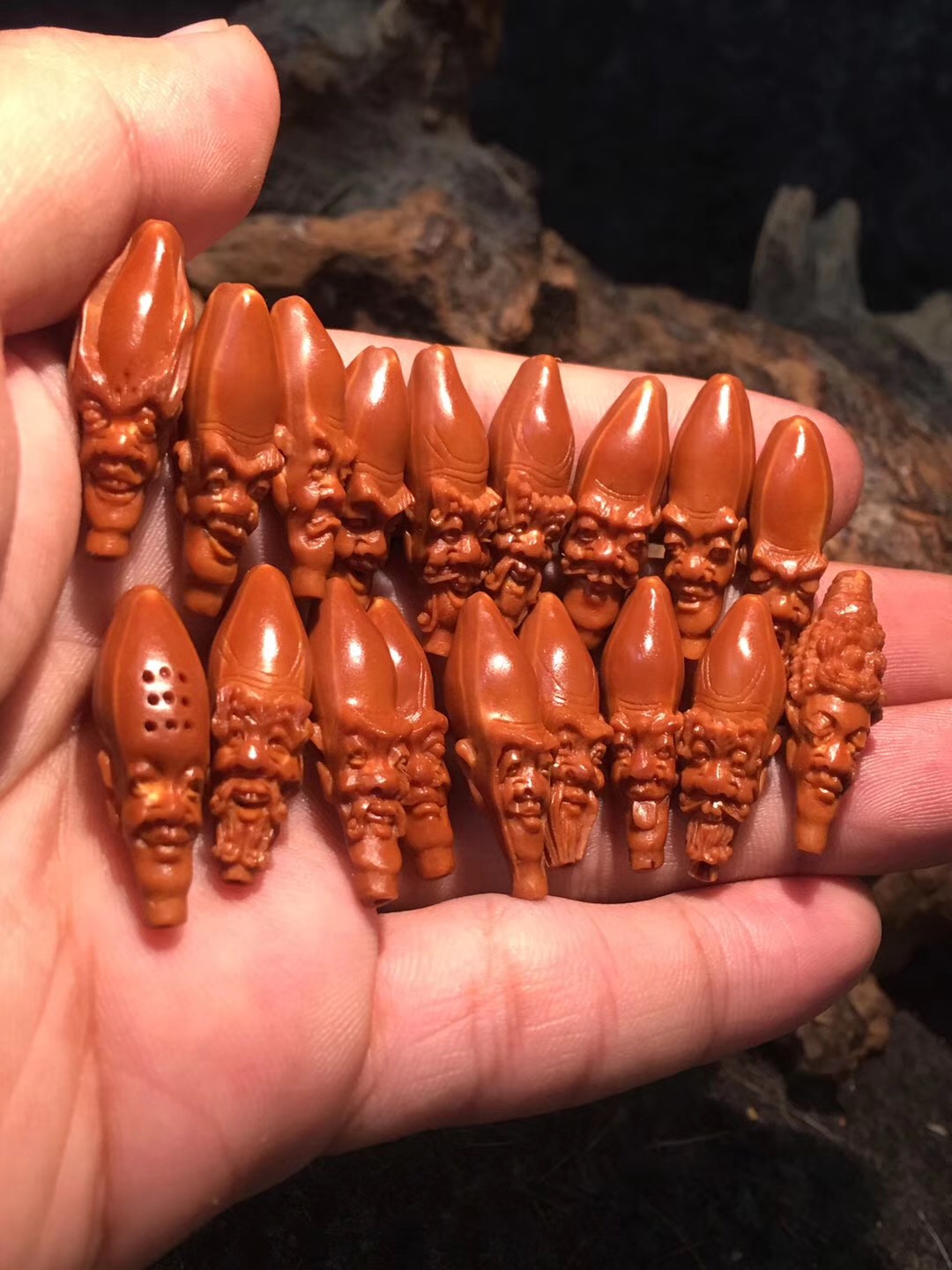 爱买手串是什么心理,核雕手串值得买吗