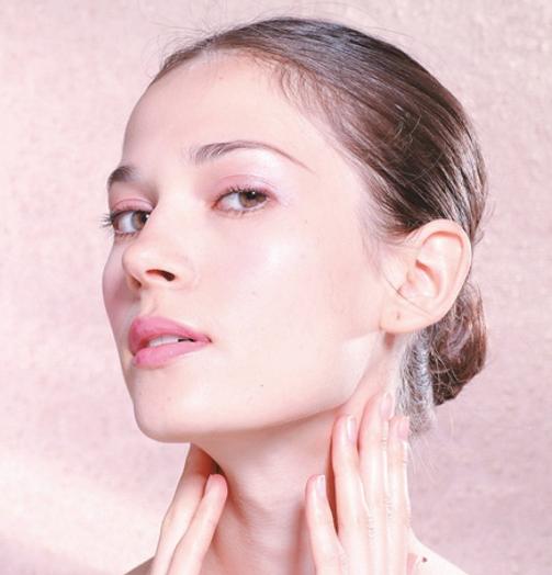 颈部有纹路图片,颈部出现细纹