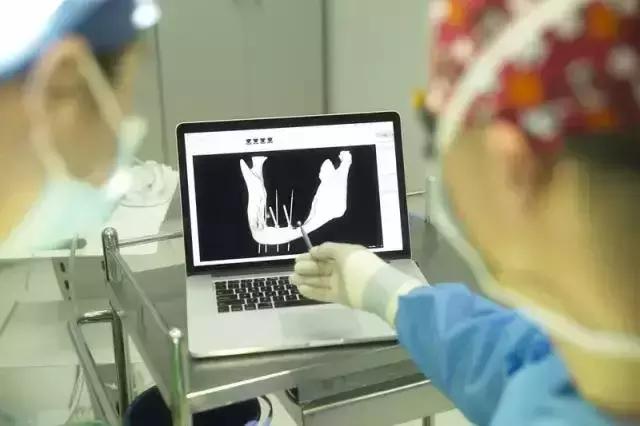 牙齿松动咬不动硬的菜怎么回事,牙齿咬硬物后松动是怎么回事