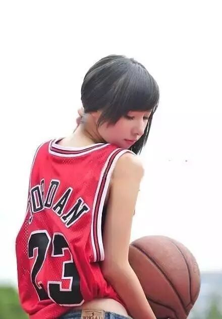 相比高跟鞋和小礼服，你肯定更迷恋穿AJ和球衣的她