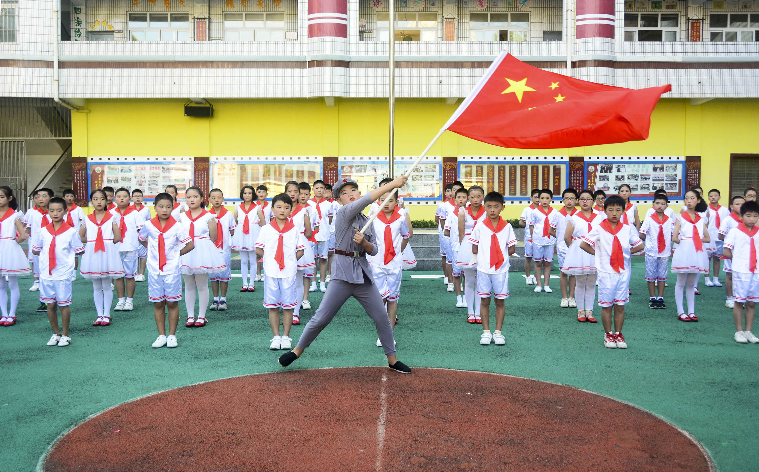 巴州三小学升国旗,三小升国旗仪式