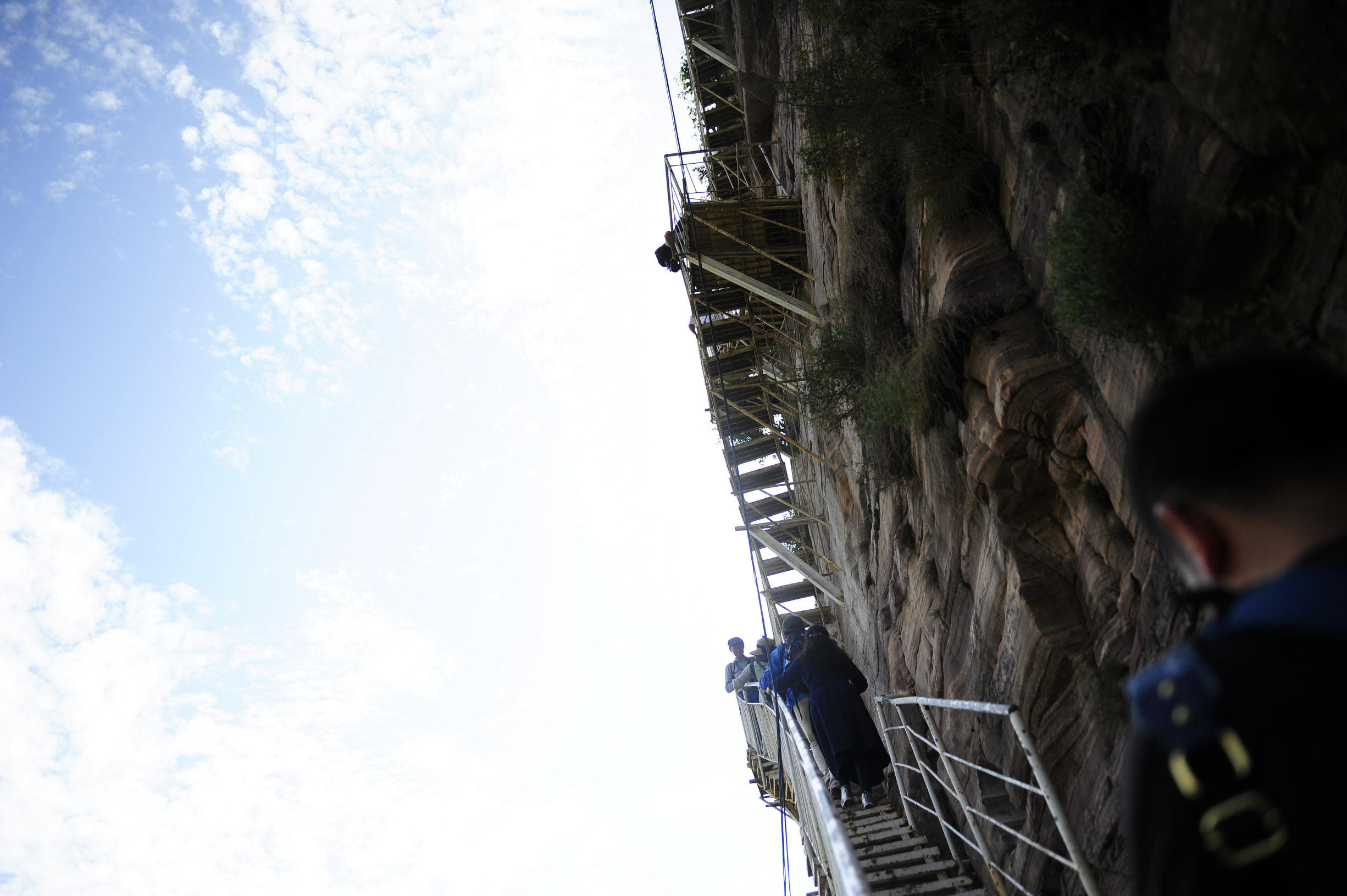 华山第一险长空栈道小伙跳下去,华山第一险长空栈道小伙吓得发抖