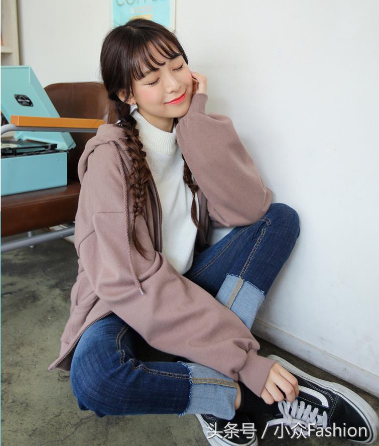 韩国女生卫衣搭配图片,适合女汉子卫衣穿搭拍照姿势教程
