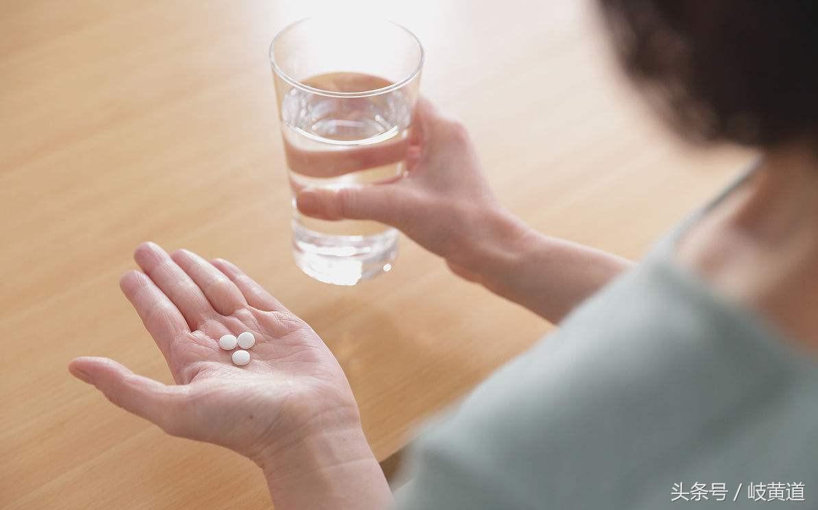 女子上腹部疼痛上吐下泻,女性上腹部疼还恶心想吐