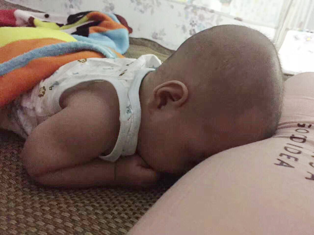 宝宝睡觉趴着翘屁股睡是什么原因,宝宝屁股翘着腿缩着睡觉怎么回事