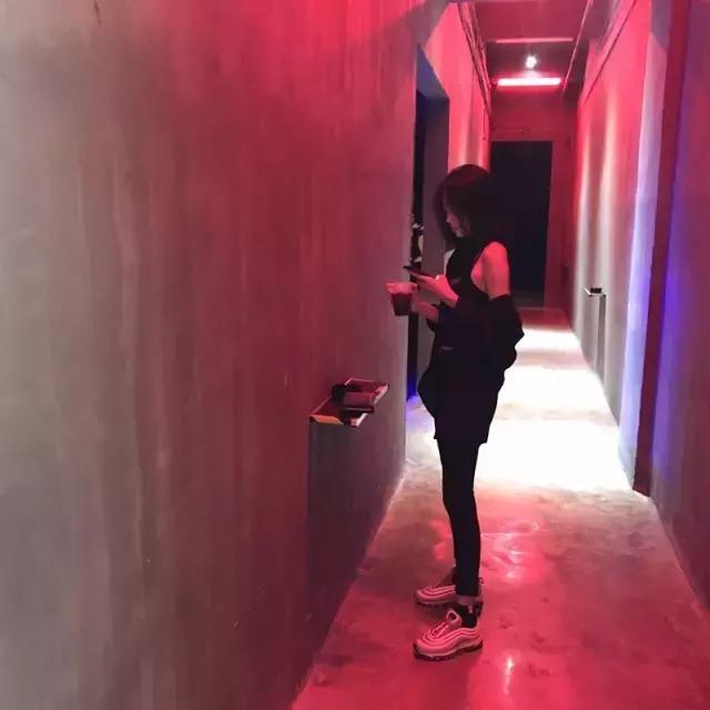 酷女孩街拍,好看的酷女孩街拍