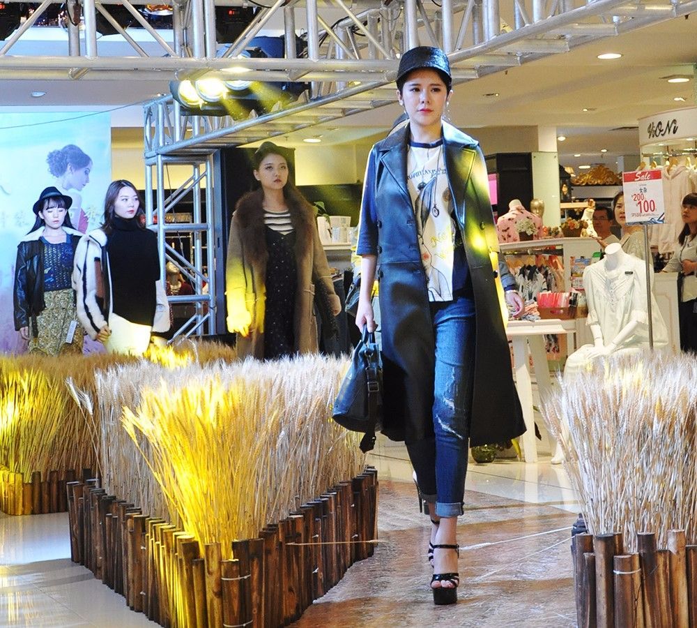 麦步远东开放式秀场,金色麦田间解锁最全秋季穿搭