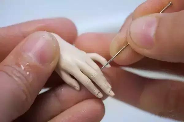 李晨花200万为冰冰买的娃娃，是他写了4个月邮件求来的私人定制