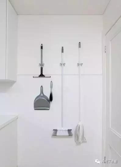 她家看不到一个拖把，地上居然没有半点儿灰