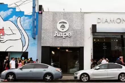 不甘做支线争上位？Aape洛杉矶新店要从Supreme碗里抢钱？