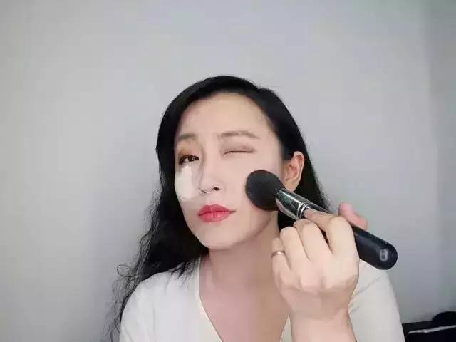 烘焙散粉的正确用法图解大全 (超级好用的控油散粉)