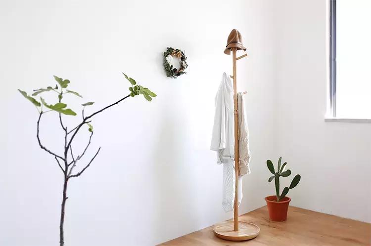 实木衣帽架摆放效果图,实木家用落地式衣帽架超强收纳