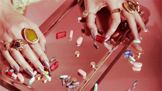 从来都没有整理过得药箱，在里面发现了这个