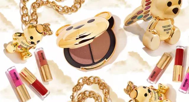 唐嫣的包包里放着一把大镜子,唐嫣背的小方盒子包包