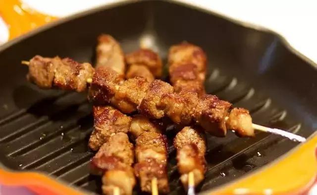 不用炭炉一样做出火气十足的羊肉串